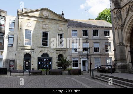 Architettura georgiana situata immediatamente a nord-ovest della Cattedrale di Truro. Foto Stock