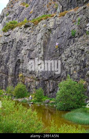 Rock Climber, Bram Crag Quarry, English Lake District, Cumbria, in giugno, tempo estivo Foto Stock