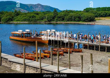 Le code per il traghetto, Derwent Water, Keswick, popolare il Lake District inglese, Cumbria, a giugno, tempo estivo Foto Stock