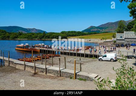 Le code per il traghetto, Derwent Water, Keswick, popolare il Lake District inglese, Cumbria, a giugno, tempo estivo Foto Stock