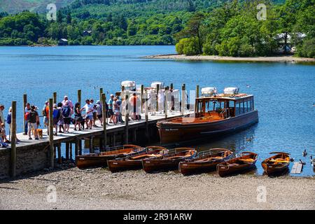 Le code per il traghetto, Derwent Water, Keswick, popolare il Lake District inglese, Cumbria, a giugno, tempo estivo Foto Stock
