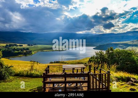 La luce solare e i raggi del sole sopra i monti Maloti Drakensberg e la diga del parco di campane in KZN Foto Stock