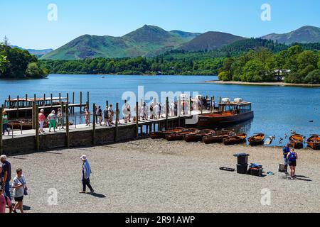 Le code per il traghetto, Derwent Water, Keswick, popolare il Lake District inglese, Cumbria, a giugno, tempo estivo Foto Stock