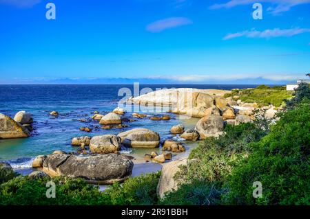 La spiaggia di rocce rocciose è una spiaggia turqoise e riparata e. Una famosa destinazione turistica nella città del capo Sud Africa Foto Stock