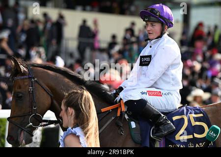 23 giugno 2023; Ascot Racecourse, Berkshire, Inghilterra: Royal Ascot Horse Racing, Day 4; Race 7; The Palace of Holyroodhouse Stakes, Hollie Doyle festeggia di aver vinto la sua gara su Rhythm N Hooves allenata da Watson Credit: Action Plus Sports Images/Alamy Live News Foto Stock