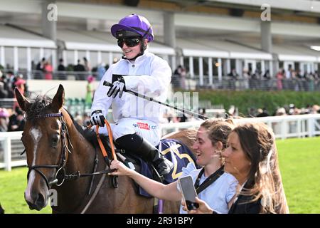 23 giugno 2023; Ascot Racecourse, Berkshire, Inghilterra: Royal Ascot Horse Racing, Day 4; Race 7; The Palace of Holyroodhouse Stakes, Hollie Doyle festeggia di aver vinto la sua gara su Rhythm N Hooves allenata da Watson Credit: Action Plus Sports Images/Alamy Live News Foto Stock