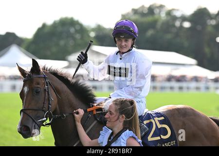 23 giugno 2023; Ascot Racecourse, Berkshire, Inghilterra: Royal Ascot Horse Racing, Day 4; Race 7; The Palace of Holyroodhouse Stakes, Hollie Doyle festeggia di aver vinto la sua gara su Rhythm N Hooves allenata da Watson Credit: Action Plus Sports Images/Alamy Live News Foto Stock