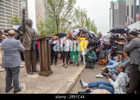 Detroit, Michigan, USA. 23 giugno 2023. Una statua in bronzo del leader dei diritti civili Martin Luther King Jr. È stata svelata nel centro di Detroit in occasione dell'anniversario della Walk to Freedom del 1963. Sessant'anni prima, King guidò una marcia di oltre 100.000 anni lungo Woodward Avenue e diede una prima versione del suo famoso discorso "i Have a Dream". La statua è stata creata dall'artista dello Utah Stan Watts. Crediti: Jim West/Alamy Live News Foto Stock