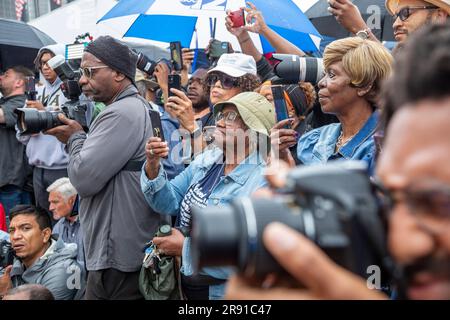 Detroit, Michigan, USA. 23 giugno 2023. Fotografi, amatoriali e professionisti, registrarono la scena come una statua di bronzo del leader dei diritti civili Martin Luther King Jr. Fu svelata nel centro di Detroit in occasione dell'anniversario della Walk to Freedom del 1963. Sessant'anni prima, King guidò una marcia di oltre 100.000 anni lungo Woodward Avenue e diede una prima versione del suo famoso discorso "i Have a Dream". La statua è stata creata dall'artista dello Utah Stan Watts. Crediti: Jim West/Alamy Live News Foto Stock