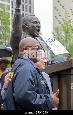 Detroit, Michigan, USA. 23 giugno 2023. Il presidente del NAACP di Detroit Wendell Anthony e il sindaco di Detroit Mike Duggan posero accanto a una statua di bronzo del leader dei diritti civili Martin Luther King Jr. La statua è stata inaugurata nel centro di Detroit in occasione dell'anniversario della Walk to Freedom del 1963. Sessant'anni prima, King guidò una marcia di oltre 100.000 anni lungo Woodward Avenue e diede una prima versione del suo famoso discorso "i Have a Dream". La statua è stata creata dall'artista dello Utah Stan Watts. Crediti: Jim West/Alamy Live News Foto Stock