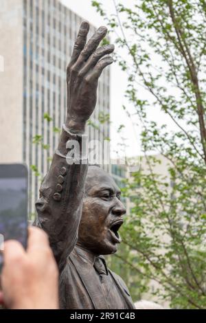 Detroit, Michigan, USA. 23 giugno 2023. Una statua in bronzo del leader dei diritti civili Martin Luther King Jr. È stata svelata nel centro di Detroit in occasione dell'anniversario della Walk to Freedom del 1963. Sessant'anni prima, King guidò una marcia di oltre 100.000 anni lungo Woodward Avenue e diede una prima versione del suo famoso discorso "i Have a Dream". La statua è stata creata dall'artista dello Utah Stan Watts. Crediti: Jim West/Alamy Live News Foto Stock