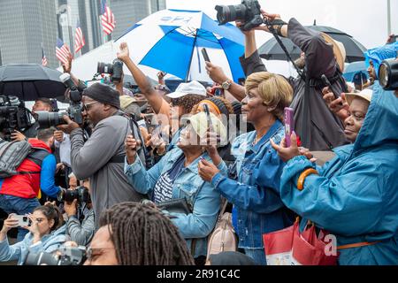 Detroit, Michigan, USA. 23 giugno 2023. Fotografi, amatoriali e professionisti, registrarono la scena come una statua di bronzo del leader dei diritti civili Martin Luther King Jr. Fu svelata nel centro di Detroit in occasione dell'anniversario della Walk to Freedom del 1963. Sessant'anni prima, King guidò una marcia di oltre 100.000 anni lungo Woodward Avenue e diede una prima versione del suo famoso discorso "i Have a Dream". La statua è stata creata dall'artista dello Utah Stan Watts. Crediti: Jim West/Alamy Live News Foto Stock