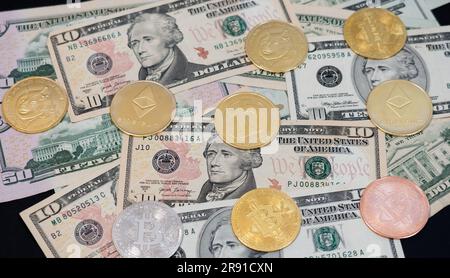 Dogecoin (DOGE), Ethereum (Ether) ETH, Bitcoin cash (BTC), criptovaluta raffigurata come oro, argento, monete d'oro rosa che si trovano sopra i dollari, vero monmone americano Foto Stock