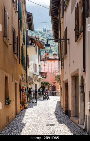 Strada stretta tradizionale a Malcesine, Lago di Garda, Italia, Europa Foto Stock