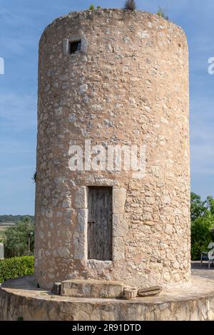 Vecchio mulino in stato di abbandono nel villaggio rurale di Montuiri, isola di Maiorca, Spagna Foto Stock