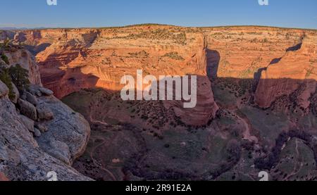 Foto grandangolare della Mummy Cave nel Canyon Tseh-Ya-Kin, all'estremità nord del Canyon De Chelly National Monument Arizona. La grotta prende il nome da due mu Foto Stock