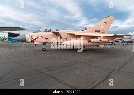 RAF Panavia Tornado GR4 nella Guerra del Golfo speciale schema di colore rosa del deserto che commemora 25 anni di operazioni nella zona. Soprannominato Pinky. Foto Stock