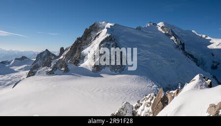 Una vista aerea delle splendide montagne innevate e frastagliate dell'Aiguille du Midi in Francia Foto Stock