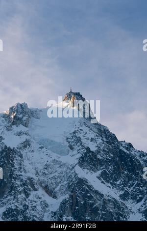 Una vista aerea delle splendide montagne innevate e frastagliate dell'Aiguille du Midi in Francia Foto Stock