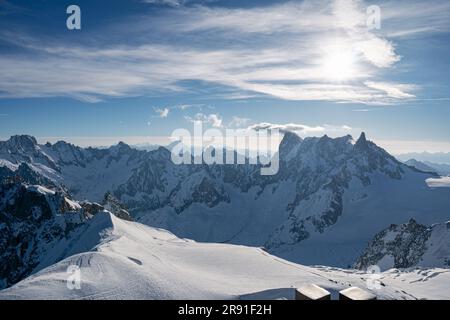 Una vista aerea delle splendide montagne innevate e frastagliate dell'Aiguille du Midi in Francia Foto Stock