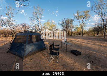 Un semplice campeggio allestito nell'entroterra asciutto dell'Australia Occidentale vicino alla Gibb River Road Foto Stock