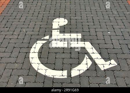 cartello dipinto sui parcheggi per sedie a rotelle Foto Stock