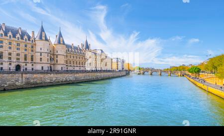 La Conciergerie - ex tribunale e prigione sul fiume Senna a Parigi, in Francia Foto Stock