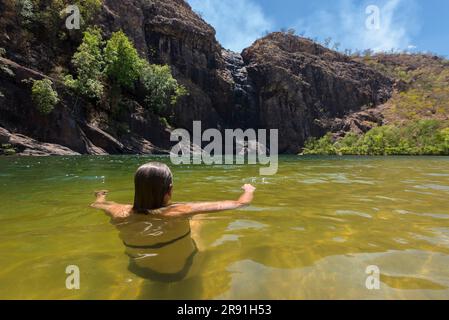 Una donna si gode una nuotata fresca nelle acque fresche di un buco nel Parco Nazionale di Kakadu in Australia Foto Stock