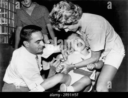 Fairfax, Virginia: 5 agosto 1962 Un bambino di tre anni mostra il suo dispiacere per aver ottenuto una doppia dose di gobulina gamma e il nuovo vaccino Philips Roxane per il morbillo Foto Stock