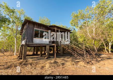 Una rovina di un vecchio albergo su palafitte vicino a Jim Jim Jim Billabong nel Parco Nazionale di Kakadu in Australia Foto Stock