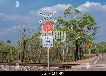 Un segnale di attraversamento ferroviario e binari ferroviari vicino alla Stuart Highway nel territorio del Nord in Australia Foto Stock