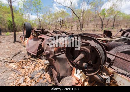 Un vecchio relitto arrugginito di un'auto abbandonata viene lasciato nell'entroterra australiano sotto il sole caldo Foto Stock