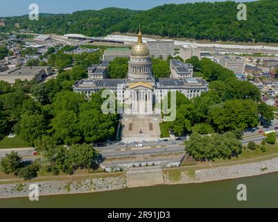 Charleston, West Virginia, Stati Uniti. 11th maggio, 2023. Veduta aerea del Campidoglio dello Stato della Virginia Occidentale, sede del governo dello Stato degli Stati Uniti della Virginia Occidentale, e ospita la Legislatura della Virginia Occidentale e l'ufficio del Governatore della Virginia Occidentale. (Credit Image: © Walter G. Arce Sr./ZUMA Press Wire) SOLO PER USO EDITORIALE! Non per USO commerciale! Foto Stock