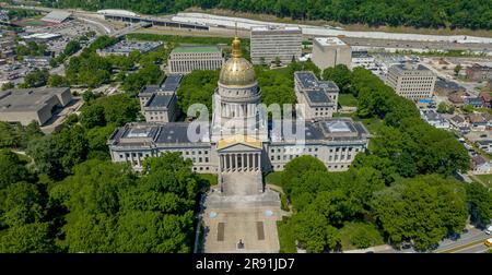 Charleston, West Virginia, Stati Uniti. 11th maggio, 2023. Veduta aerea del Campidoglio dello Stato della Virginia Occidentale, sede del governo dello Stato degli Stati Uniti della Virginia Occidentale, e ospita la Legislatura della Virginia Occidentale e l'ufficio del Governatore della Virginia Occidentale. (Credit Image: © Walter G. Arce Sr./ZUMA Press Wire) SOLO PER USO EDITORIALE! Non per USO commerciale! Foto Stock