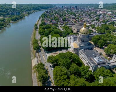 Charleston, West Virginia, Stati Uniti. 11th maggio, 2023. Veduta aerea del Campidoglio dello Stato della Virginia Occidentale, sede del governo dello Stato degli Stati Uniti della Virginia Occidentale, e ospita la Legislatura della Virginia Occidentale e l'ufficio del Governatore della Virginia Occidentale. (Credit Image: © Walter G. Arce Sr./ZUMA Press Wire) SOLO PER USO EDITORIALE! Non per USO commerciale! Foto Stock