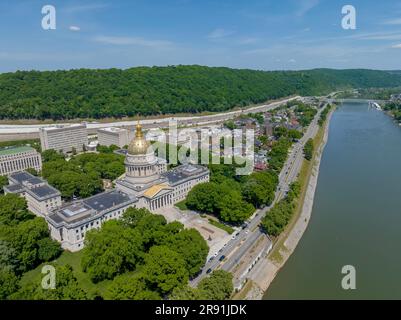 Charleston, West Virginia, Stati Uniti. 11th maggio, 2023. Veduta aerea del Campidoglio dello Stato della Virginia Occidentale, sede del governo dello Stato degli Stati Uniti della Virginia Occidentale, e ospita la Legislatura della Virginia Occidentale e l'ufficio del Governatore della Virginia Occidentale. (Credit Image: © Walter G. Arce Sr./ZUMA Press Wire) SOLO PER USO EDITORIALE! Non per USO commerciale! Foto Stock