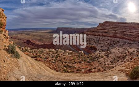 La tortuosa strada dello Utah dell'autostrada 261 fino alla Moki Dugway dalla Valley of the Gods Below. Foto Stock