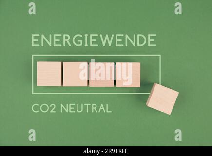 Transizione energetica, CO2 neutro sta in lingua tedesca oltre a barra di carico, ridurre l'impronta di emissioni di carbonio, energia elettrica rinnovabile sostenibile , en Foto Stock