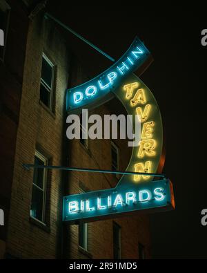 Insegna al neon vintage Dolphin Tavern di notte, Philadelphia, Pennsylvania Foto Stock