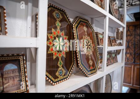 Un'immagine ravvicinata di una selezione di oggetti artigianali tradizionali spagnoli, in mostra in un negozio di artigianato a Granada, in Spagna Foto Stock