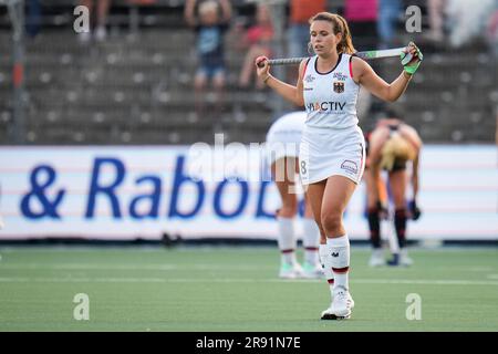 Amstelveen, Paesi Bassi. 23 giugno 2023. AMSTELVEEN, PAESI BASSI - 23 GIUGNO: La tedesca Anne Schroder sembra respinta dopo la partita femminile della FIH Hockey Pro League tra Paesi Bassi e Germania al Wagener Stadion il 23 giugno 2023 ad Amstelveen, Paesi Bassi (foto di Rene Nijhuis/BSR Agency) credito: Agenzia BSR/Alamy Live News Foto Stock