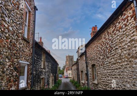 Il Norfolk Coast Path si avvicina a Brancaster lungo Choseley Road, Brancaster, Norfolk Foto Stock