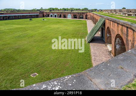 Vista del cortile erboso dalla terreplein di Fort Pulaski sull'isola Cockspur vicino all'isola Tybee a Savannah, Georgia. (USA) Foto Stock