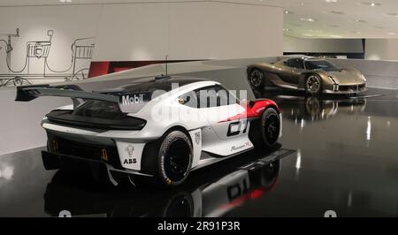 Stoccarda, Germania - 22 giugno 2023: L'auto da corsa Porsche Mission R è stata presentata al museo Porsche di Stoccarda. Foto Stock