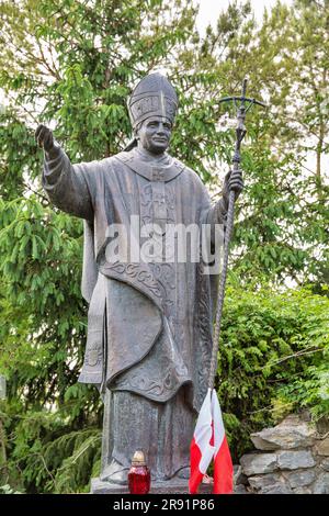 Statua di Giovanni Paolo II accanto alla cattedrale di San Pietro e Paolo nella parte storica di Kamianets-Podilskyi, Ucraina. Foto Stock