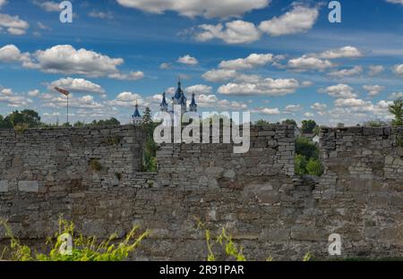 Antiche mura medievali della fortezza e Chiesa di San George sullo sfondo. Kamianets-Podilskyi, Ucraina. Foto Stock