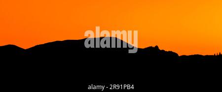 panorama di un caldo bagliore di un cielo prima dell'alba su una montagna gigante addormentata vicino a helena, montana Foto Stock