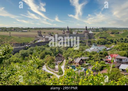 Castello nella parte storica di Kamianets-Podilskyi, Ucraina. Si tratta di un ex castello ruteno-lituano e successivamente di una fortezza polacca in tre parti. Foto Stock