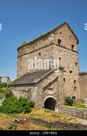 Antica porta medievale di Stephen Bathory in pietra. Fa parte del vecchio complesso fortificato della città del castello di Kamianets-Podilskyi, Ucraina. Foto Stock