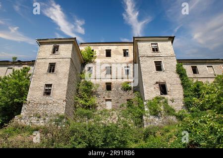 Vecchia caserma fortezza abbandonata a Kamianets-Podilskyi, Ucraina. Fa parte del complesso fortificato della città. Foto Stock